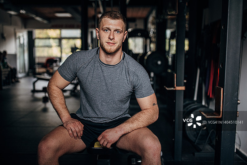 男人坐在健身房里图片素材