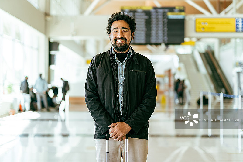 在机场航站楼的微笑男人图片素材