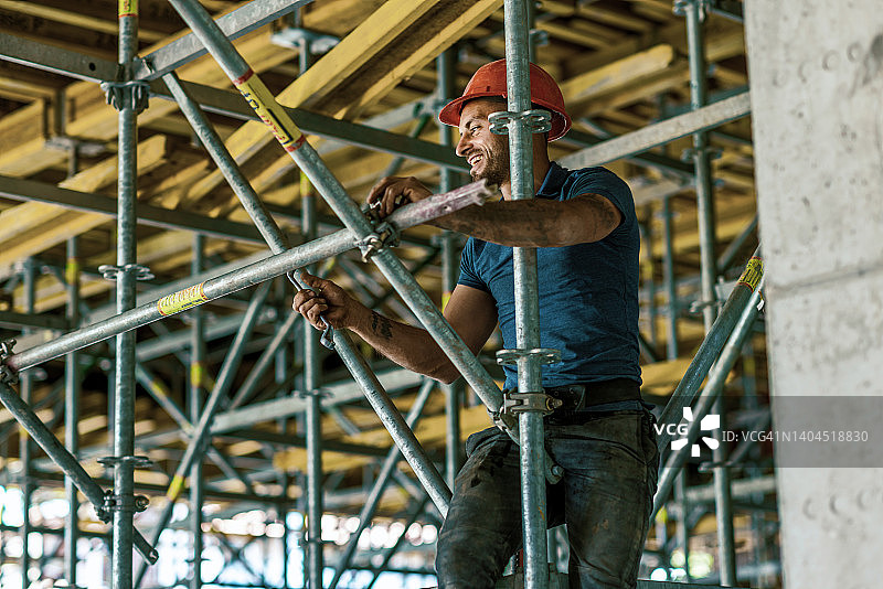 建筑工人搭建脚手架图片素材
