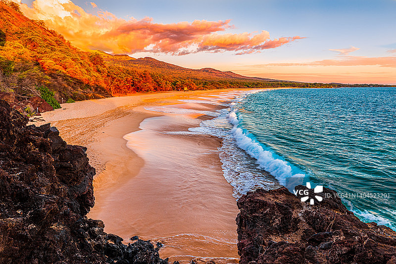 夏威夷毛伊岛马凯纳海滩日出图片素材