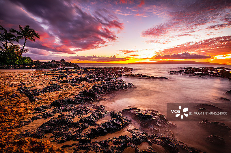 夏威夷毛伊岛日落时分的隐秘海湾图片素材