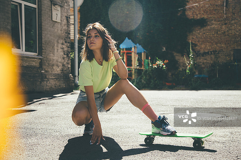 玩滑板的少女图片素材