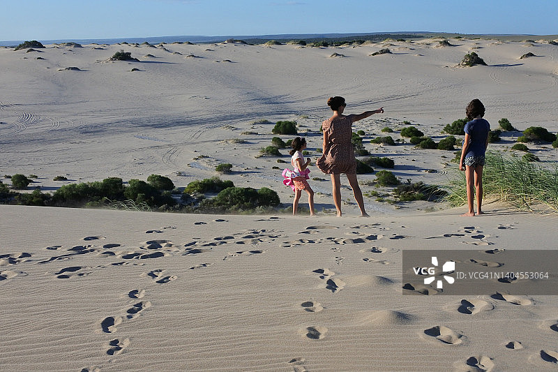 澳大利亚母亲和女儿在西澳大利亚的大沙丘上徒步旅行图片素材