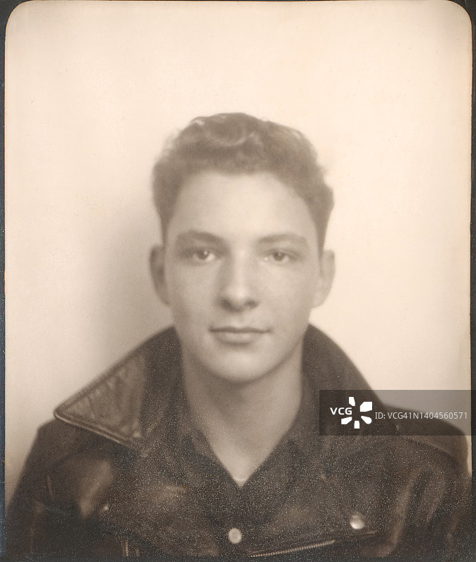 黑白老照片：复古男人肖像照相亭照片图片素材