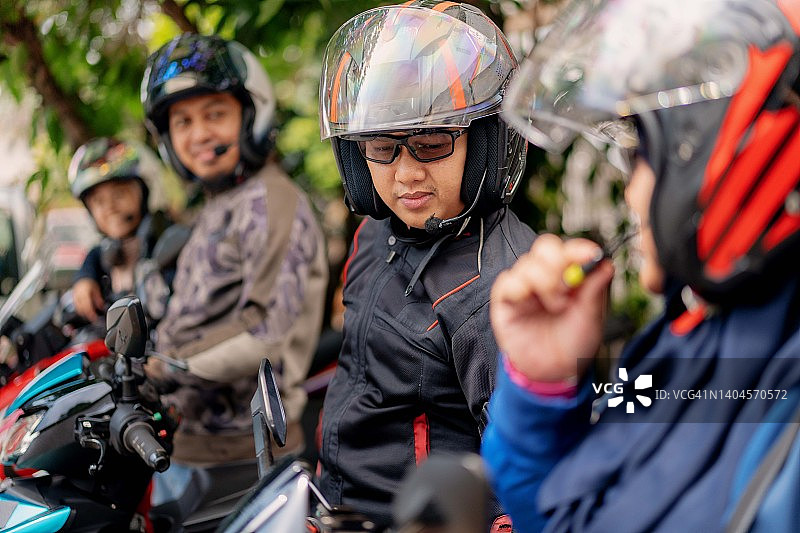 朋友和家人准备骑摩托车图片素材