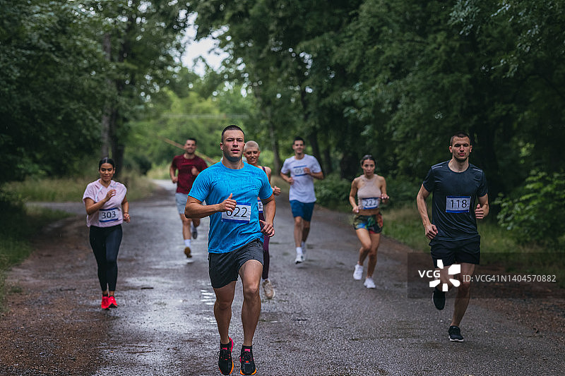 一群马拉松运动员在自然中奔跑的镜头图片素材