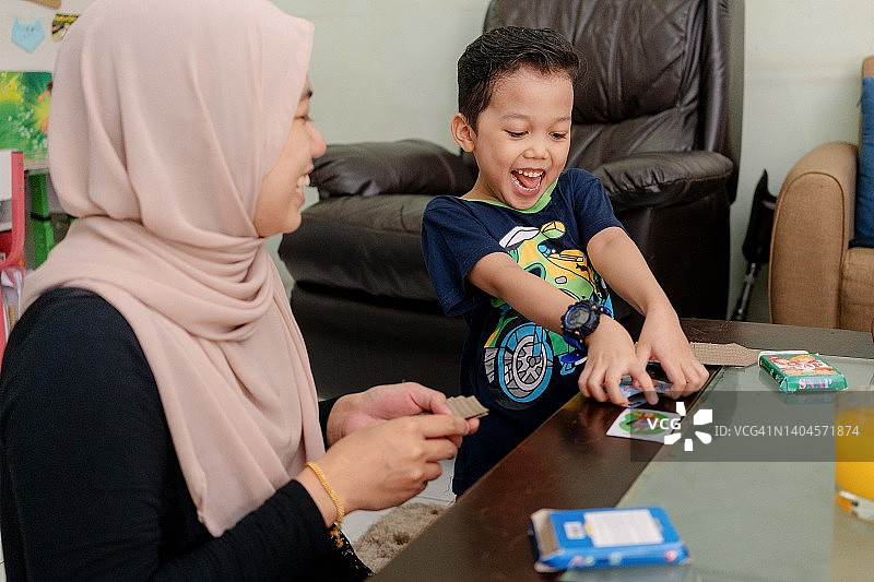马来西亚穆斯林家庭在家中聚会玩游戏图片素材