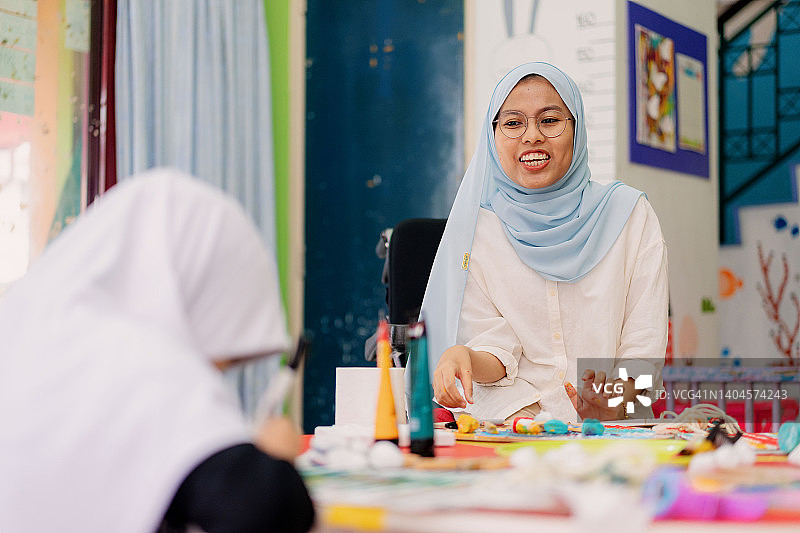 穆斯林美术老师举办手工艺工作坊帮助女学生图片素材