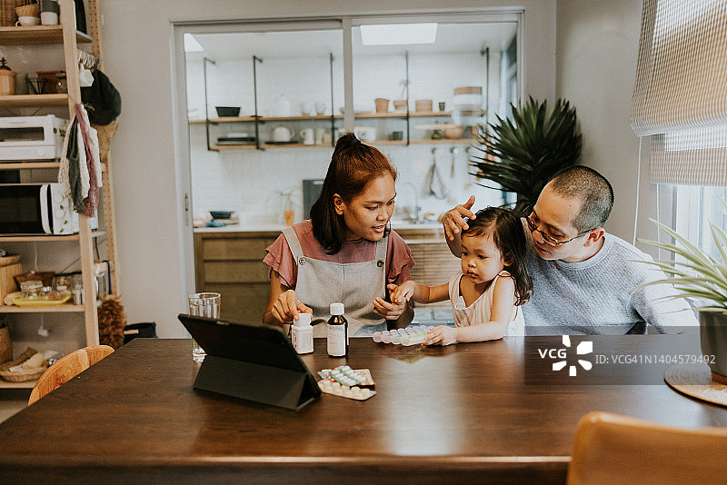 生病发烧的亚洲女童图片素材
