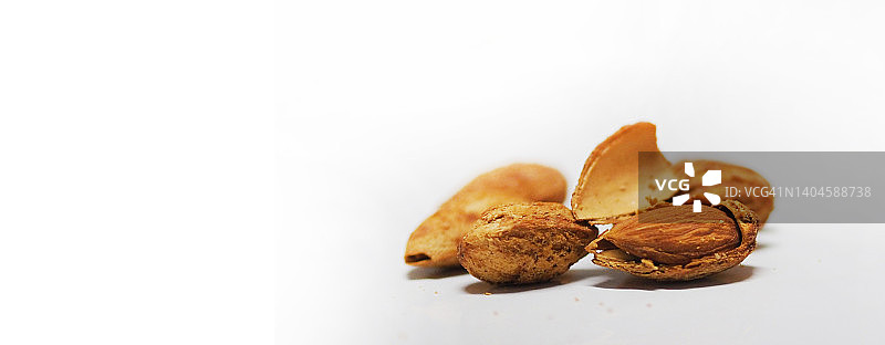 白色背景上的杏仁干豆图片素材