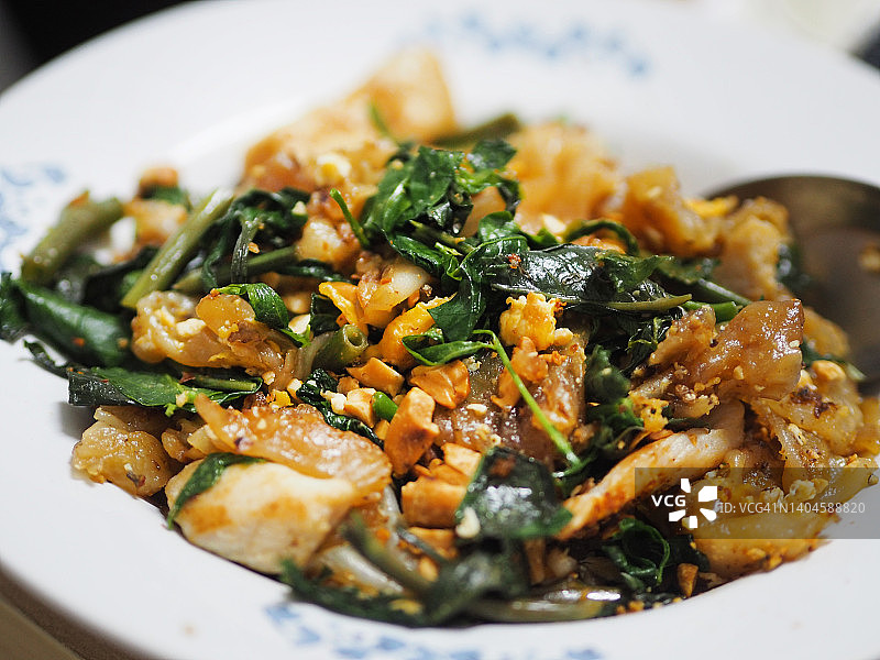 酱油炒面配甜蔬菜图片素材