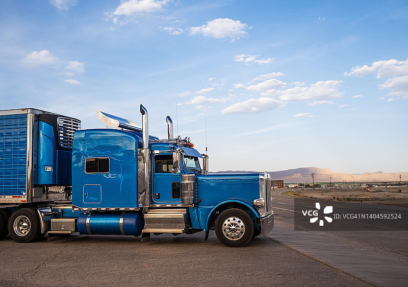 美国犹他州卡车停靠区内的大型蓝色半挂车图片素材