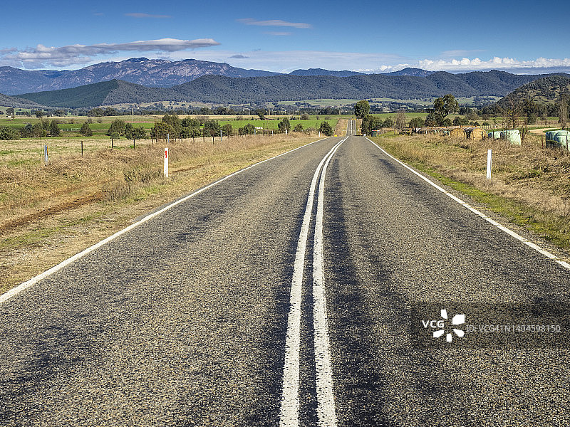欢乐谷路通往奥文斯谷布法罗山图片素材