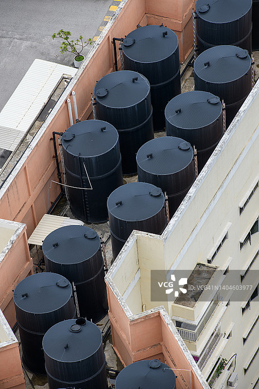 高层建筑上的储水罐图片素材