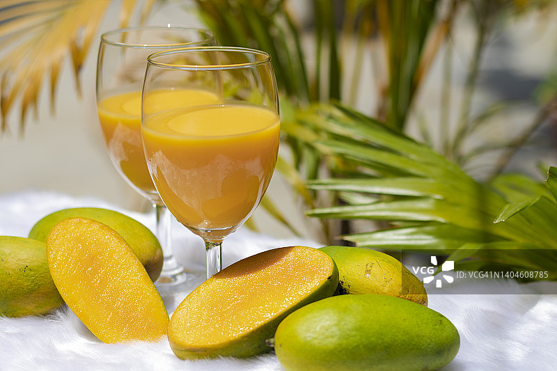 高脚杯里的芒果奶昔图片素材