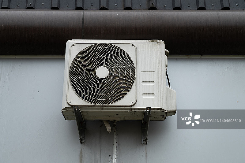 安装在旧墙上的工业通风空调图片素材