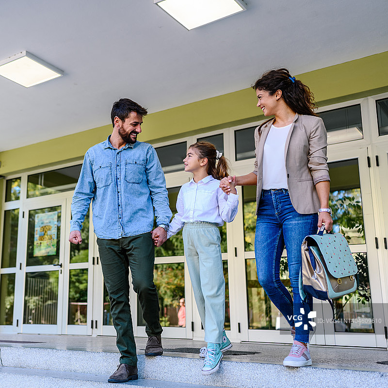 父母接女儿放学图片素材