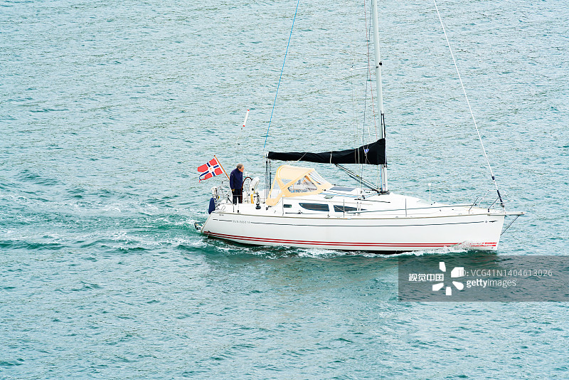平静夏日的海上帆船图片素材