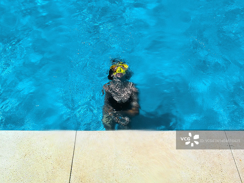 游泳池里穿泳衣的少女（俯视）图片素材