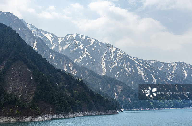 日本立山黑部阿尔卑斯山脉路线的黑部水坝（黑四水坝）图片素材