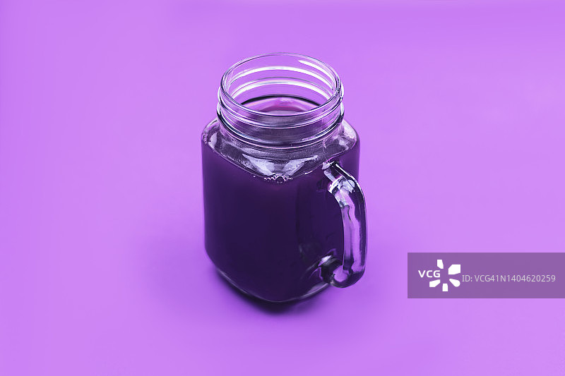 紫色背景上的新鲜果汁图片素材