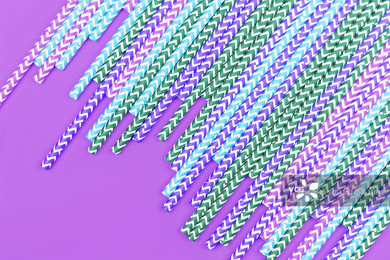 紫色背景上的纸吸管图片素材