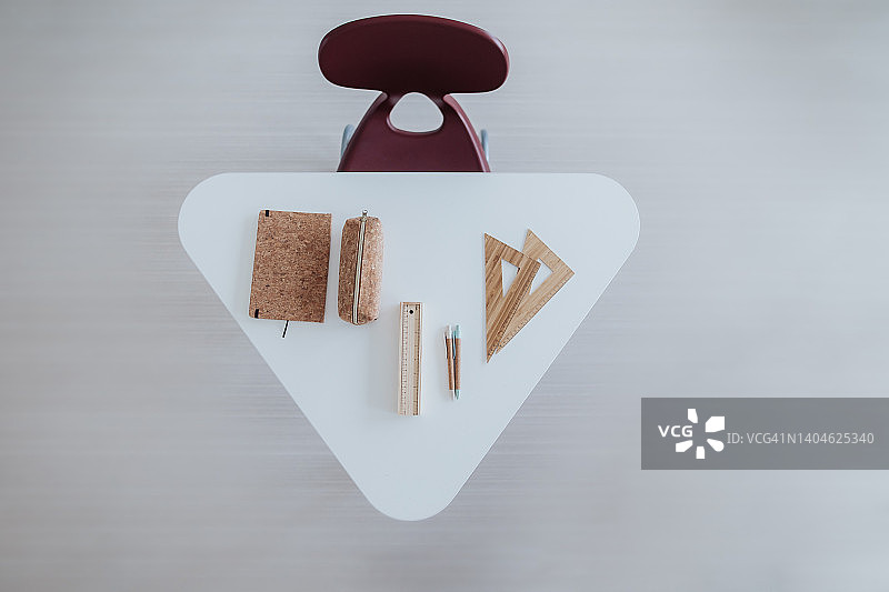 顶部视角的学校课桌椅，配有铅笔盒和尺子图片素材