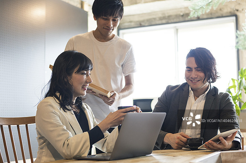 在咖啡馆工作的男士和女士图片素材