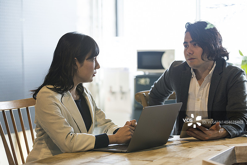 在咖啡馆工作的男士和女士图片素材