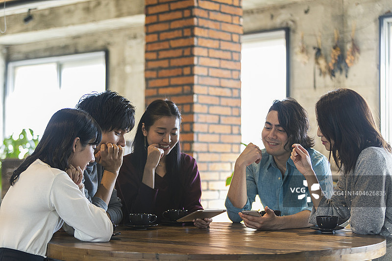 在咖啡馆群聊的男人和女人图片素材