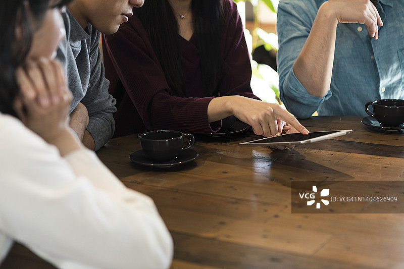 在咖啡馆群聊的男人和女人图片素材
