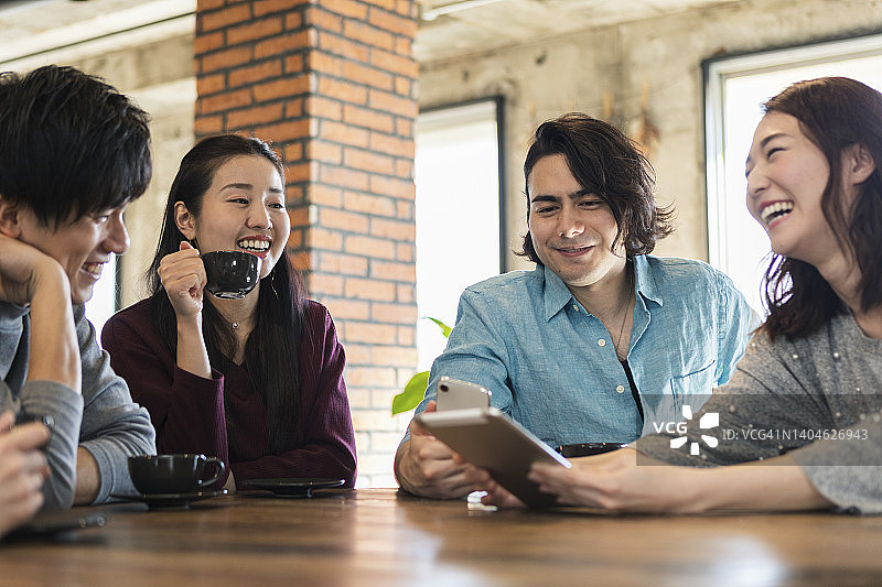 在咖啡馆群聊的男人和女人图片素材