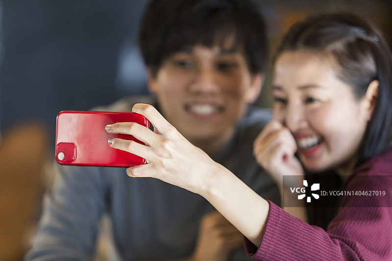 在咖啡馆拍照的男女图片素材