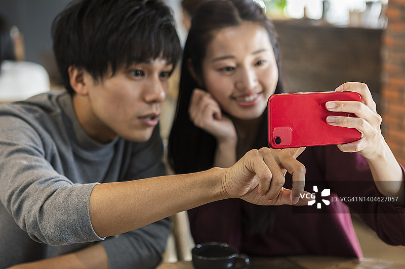 在咖啡馆拍照的男女图片素材