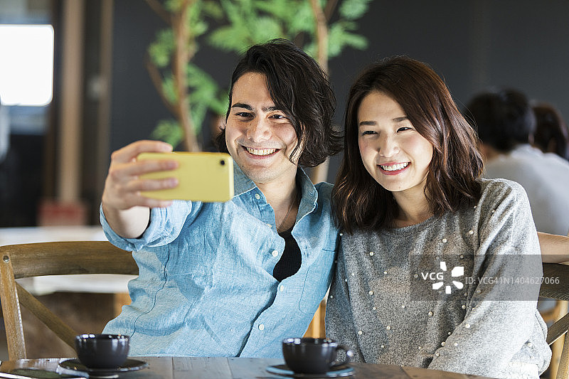 在咖啡馆拍照的男女图片素材