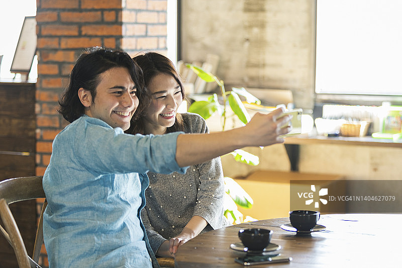 在咖啡馆拍照的男女图片素材
