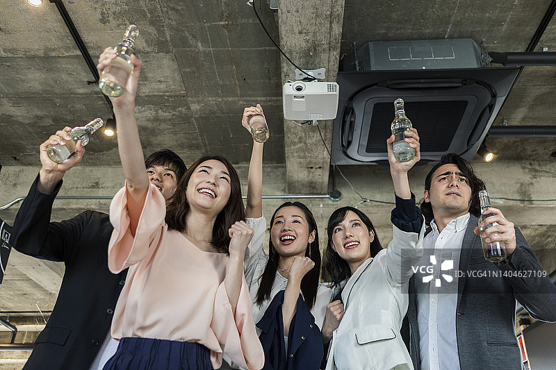 青年团体在酒吧观看比赛图片素材