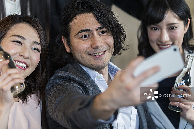 正在拍照的男女人群图片素材