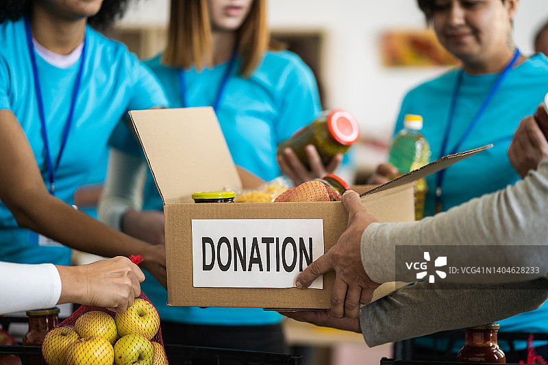 为危机中的人们提供的应急食品包图片素材