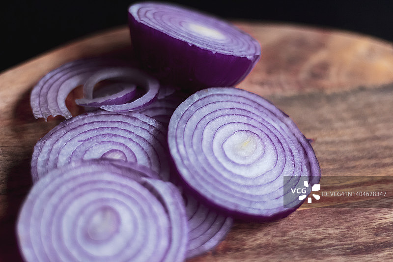 厨房桌上菜板上的红色洋葱碎图片素材