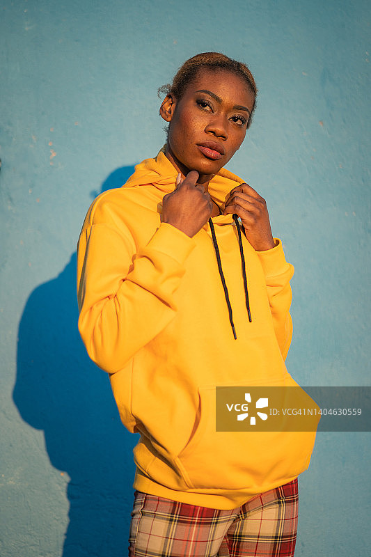 穿着黄色运动衫的女人图片素材