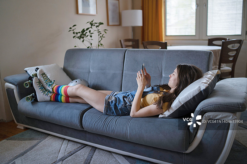 青少年在家放松图片素材