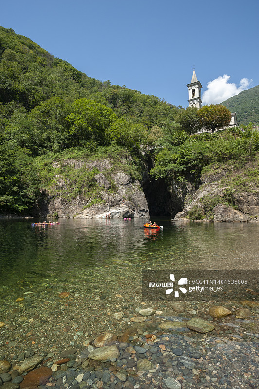 意大利北部坎诺比奥附近，坎诺比诺河上的圣安娜教堂图片素材