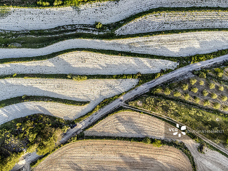 航拍：春天里被道路分割的耕地农田图片素材
