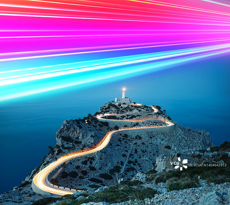 世界尽头灯塔上空的彩色光轨与全球连接图片素材