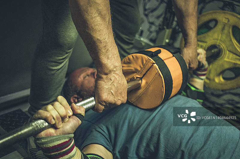 男人在做卧推运动图片素材