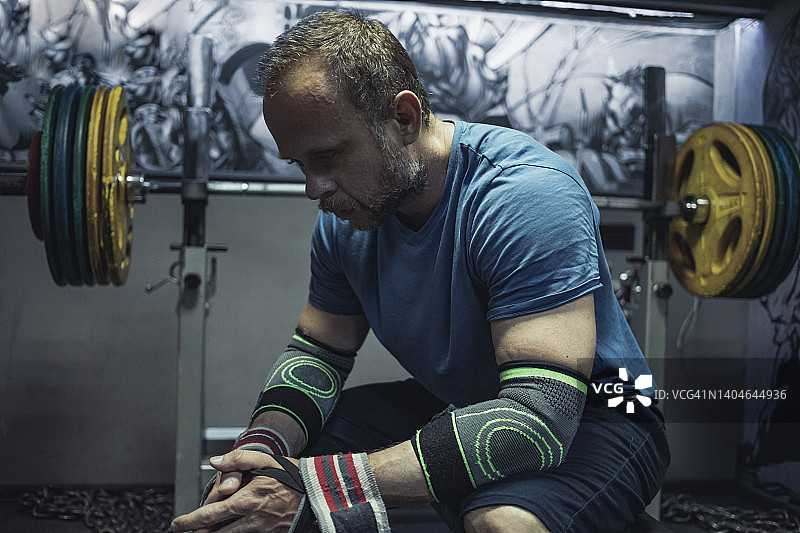 男人在做卧推运动图片素材