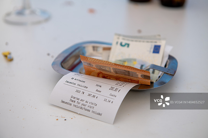 小托盘里的餐厅收据和欧元图片素材