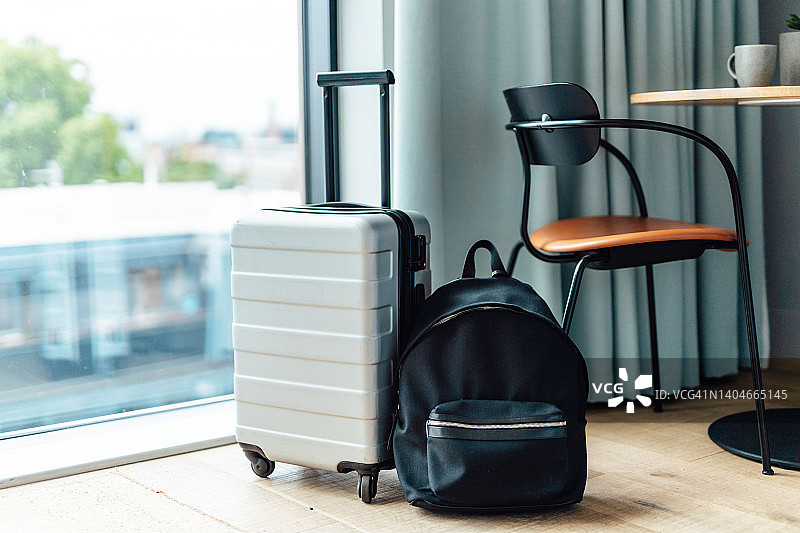 酒店房间内的行李和包图片素材