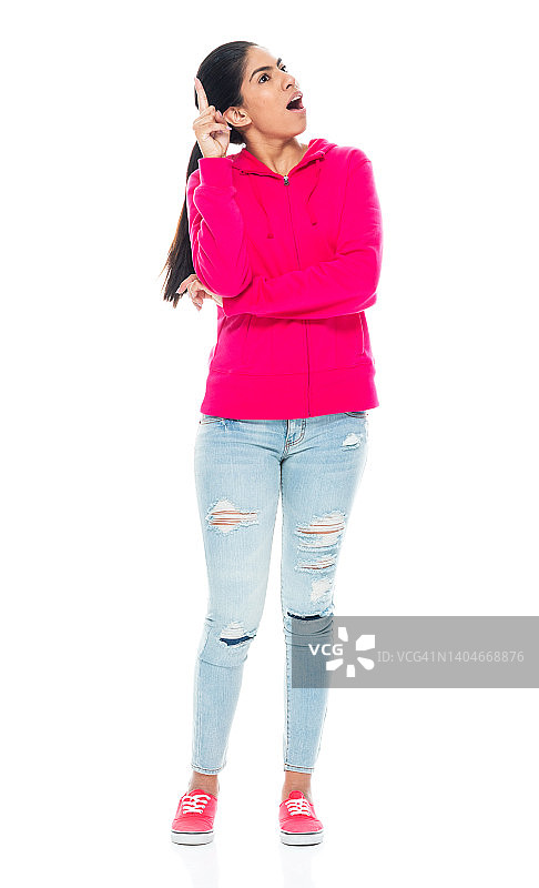 Z世代女性，白色背景，穿裤子图片素材